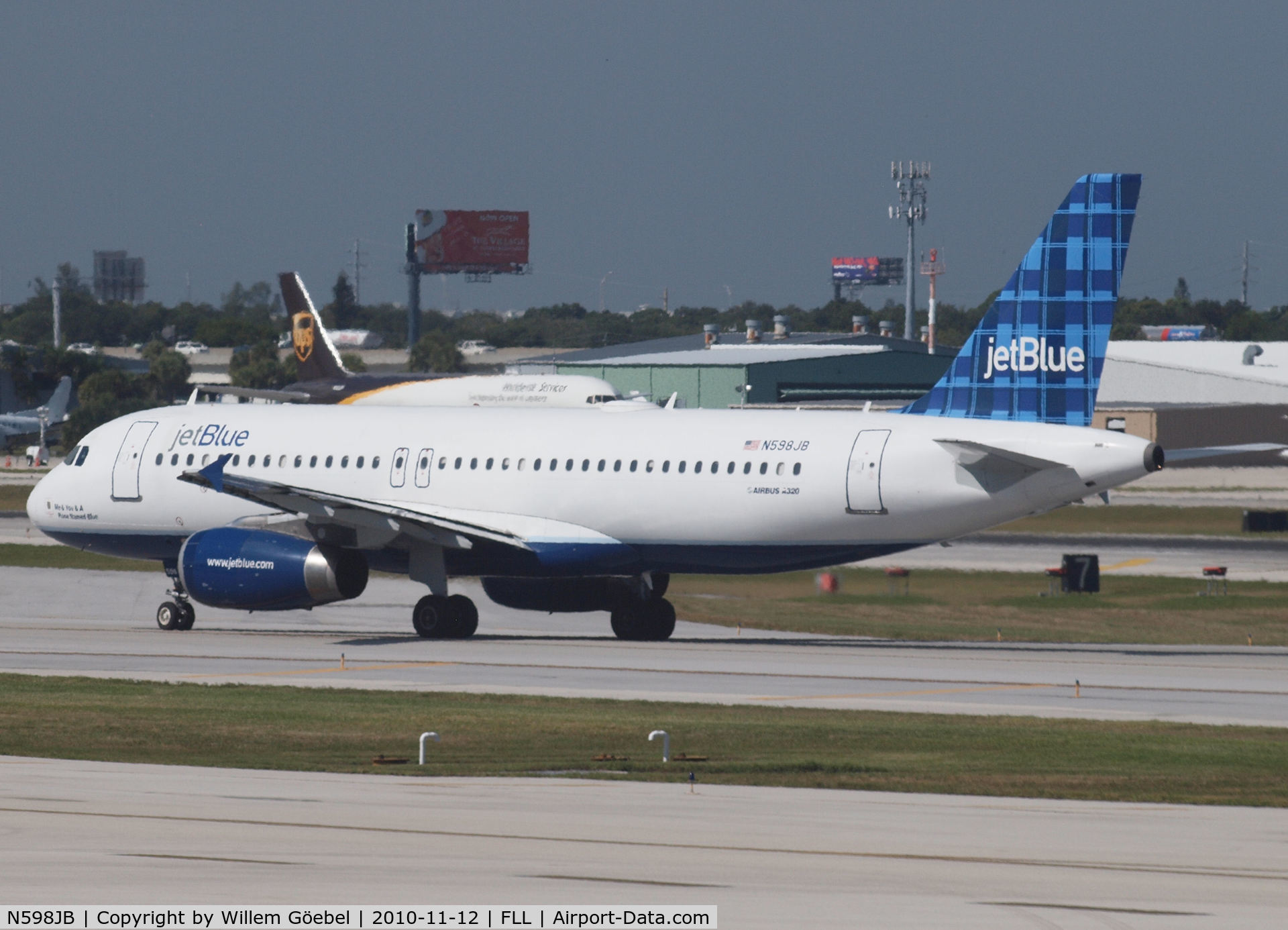 N598JB, 2004 Airbus A320-232 C/N 2314, Taxi to the gate of FLL airport