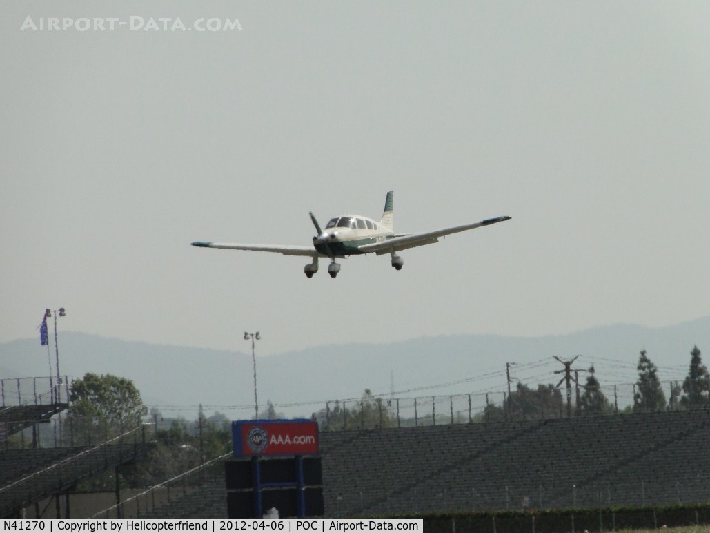 N41270, Piper PA-28-181 C/N 2843251, On final for 26L