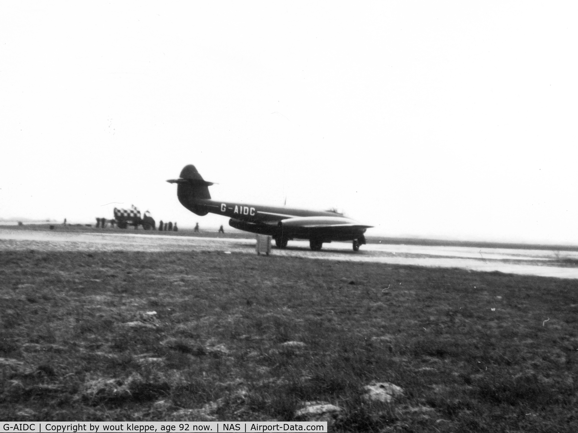 G-AIDC, 1946 Gloster Meteor F.4 C/N G5/100, Demo visit