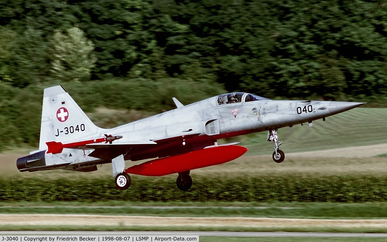 J-3040, Northrop F-5E Tiger II C/N L.1040, on final at Payerne AB