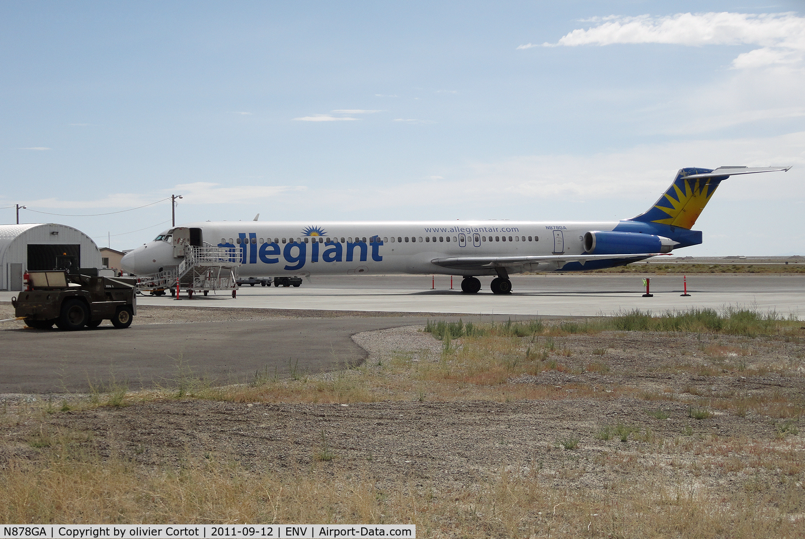 N878GA, 1996 McDonnell Douglas MD-83 (DC-9-83) C/N 53487, Small airport for a big aircraft