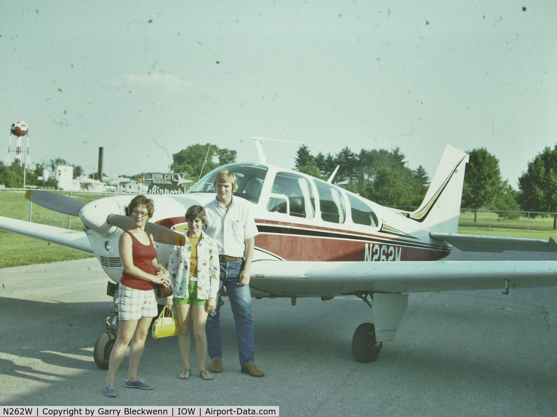 N262W, 1966 Beech 35-C33 Debonair C/N CD-1031, Iowa City Airport
Pamela Bleckwenn
Bert & Kathy Bleckwenn
Owner/Pilot - Garry Bleckwenn