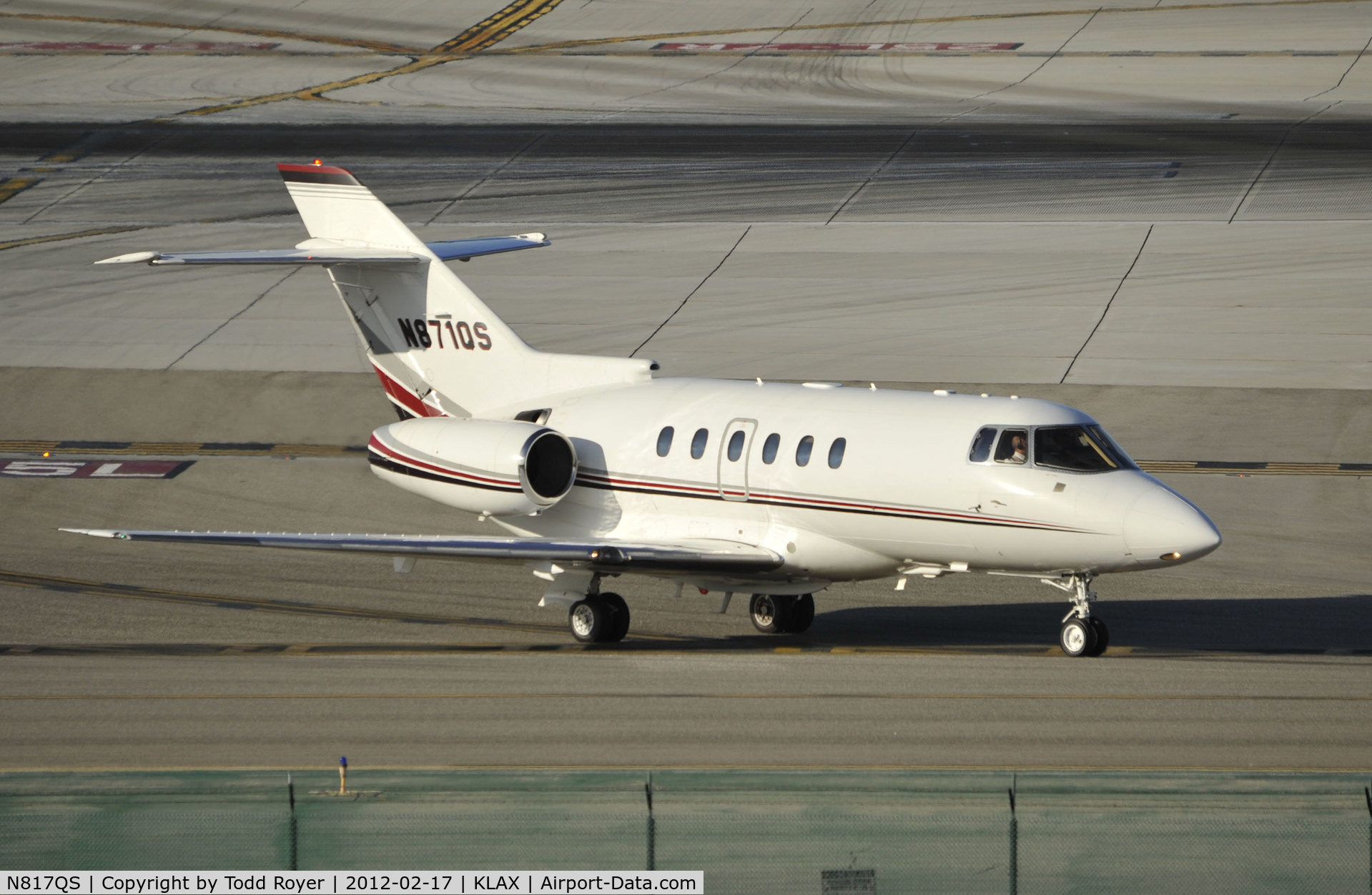 N817QS, 2001 Raytheon Hawker 800XP C/N 258517, Taxiing to parking at LAX