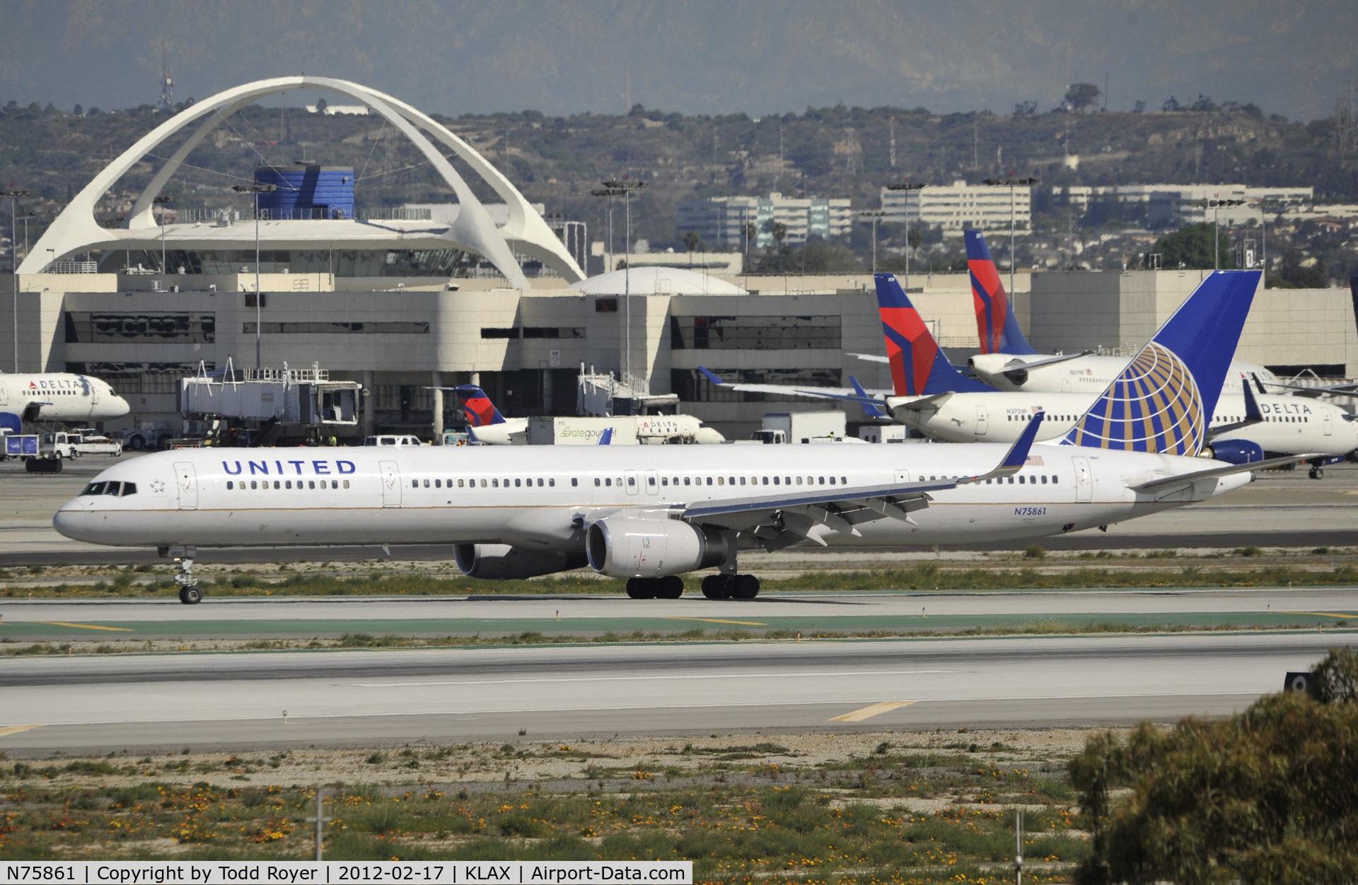 N75861, 2001 Boeing 757-33N C/N 32585, Taxiing to gate at LAX