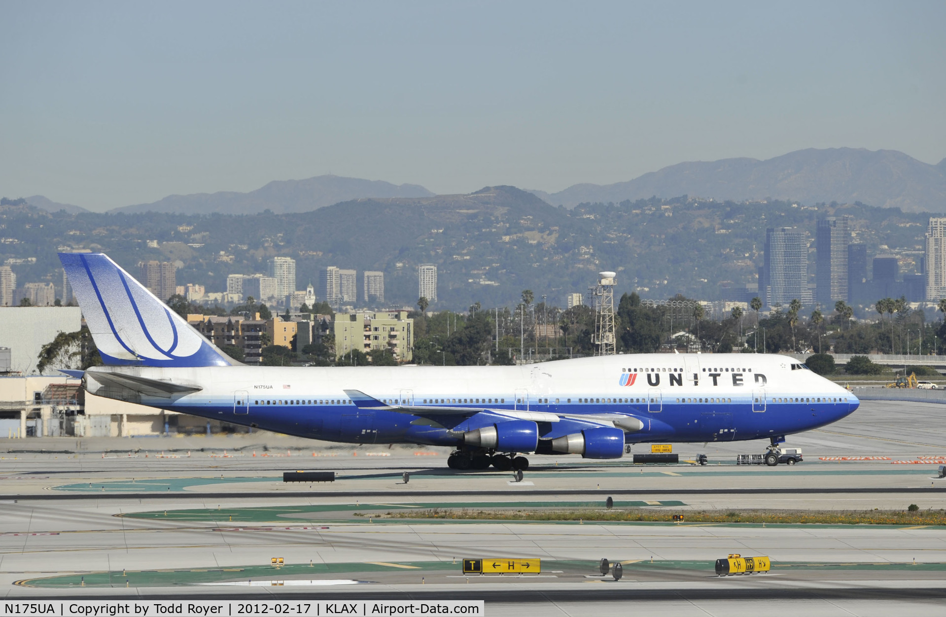 N175UA, 1990 Boeing 747-422 C/N 24382, Taxiing to gate at LAX