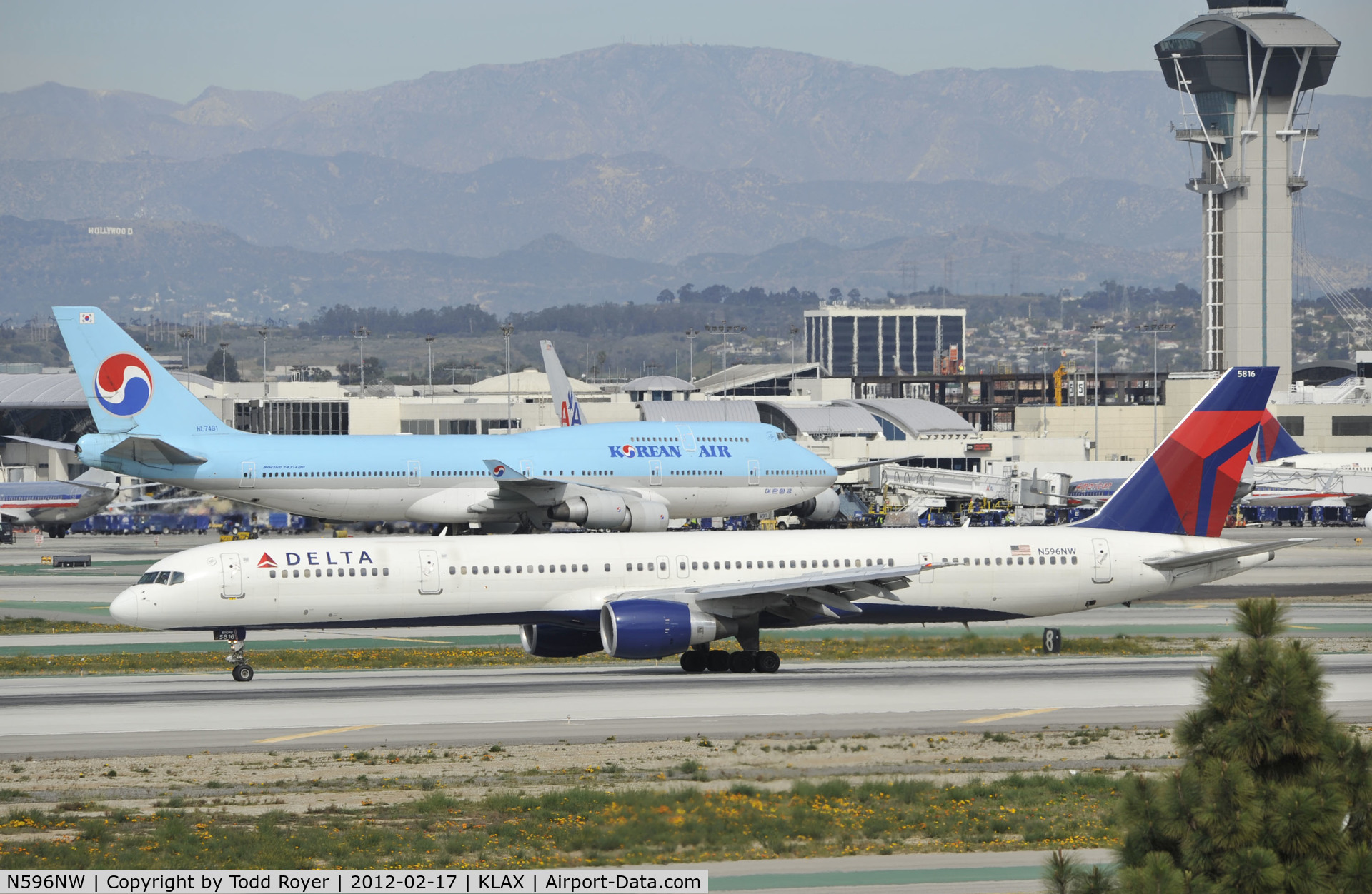 N596NW, 2003 Boeing 757-351 C/N 32996, Taxiing to Gate at LAX