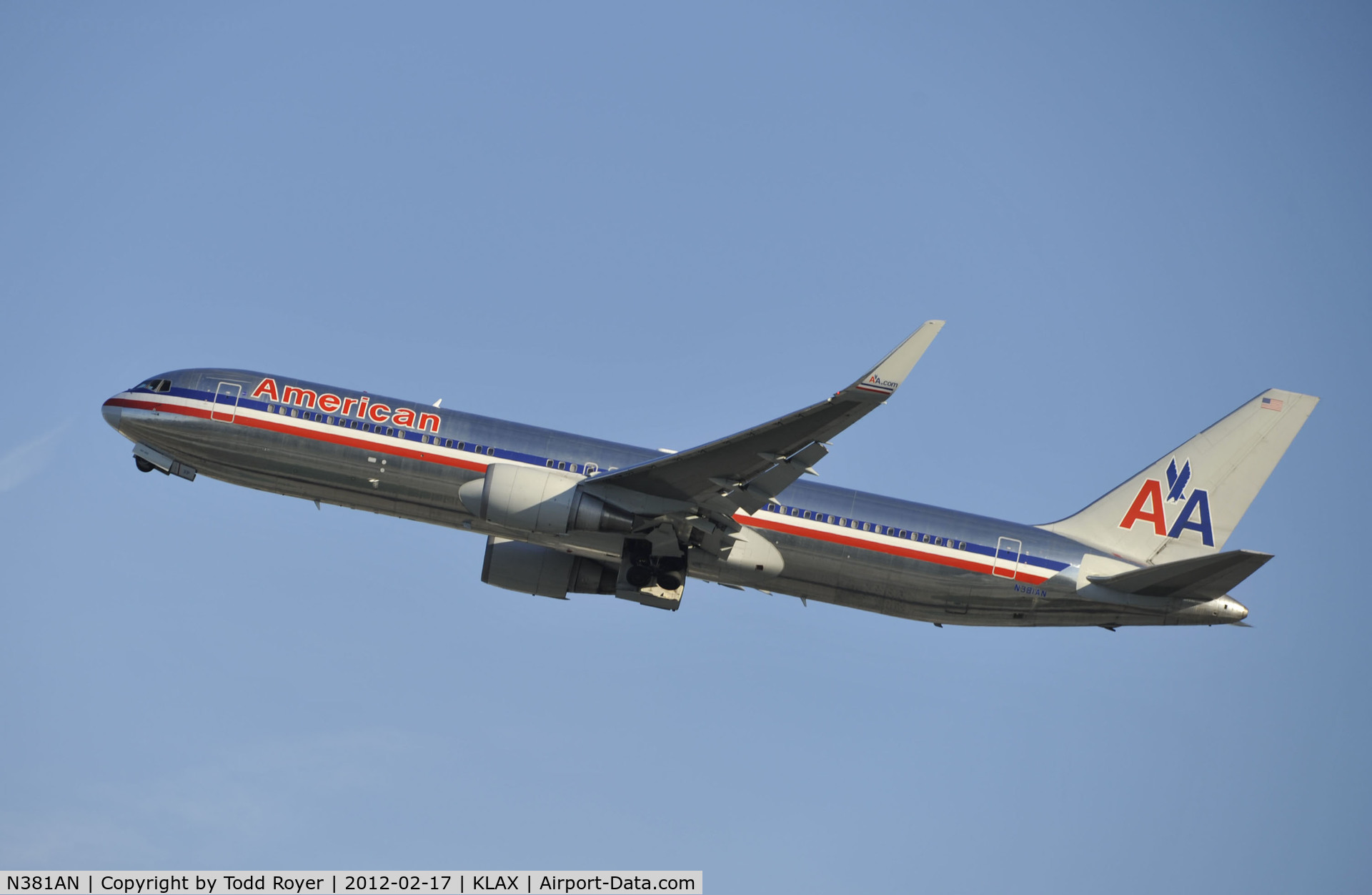 N381AN, 1993 Boeing 767-323 C/N 25450, Departing LAX on 25R