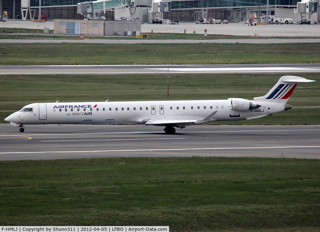 F-HMLJ, 2011 Bombardier CRJ-1000EL NG (CL-600-2E25) C/N 19015, Taxiing to the Terminal...
