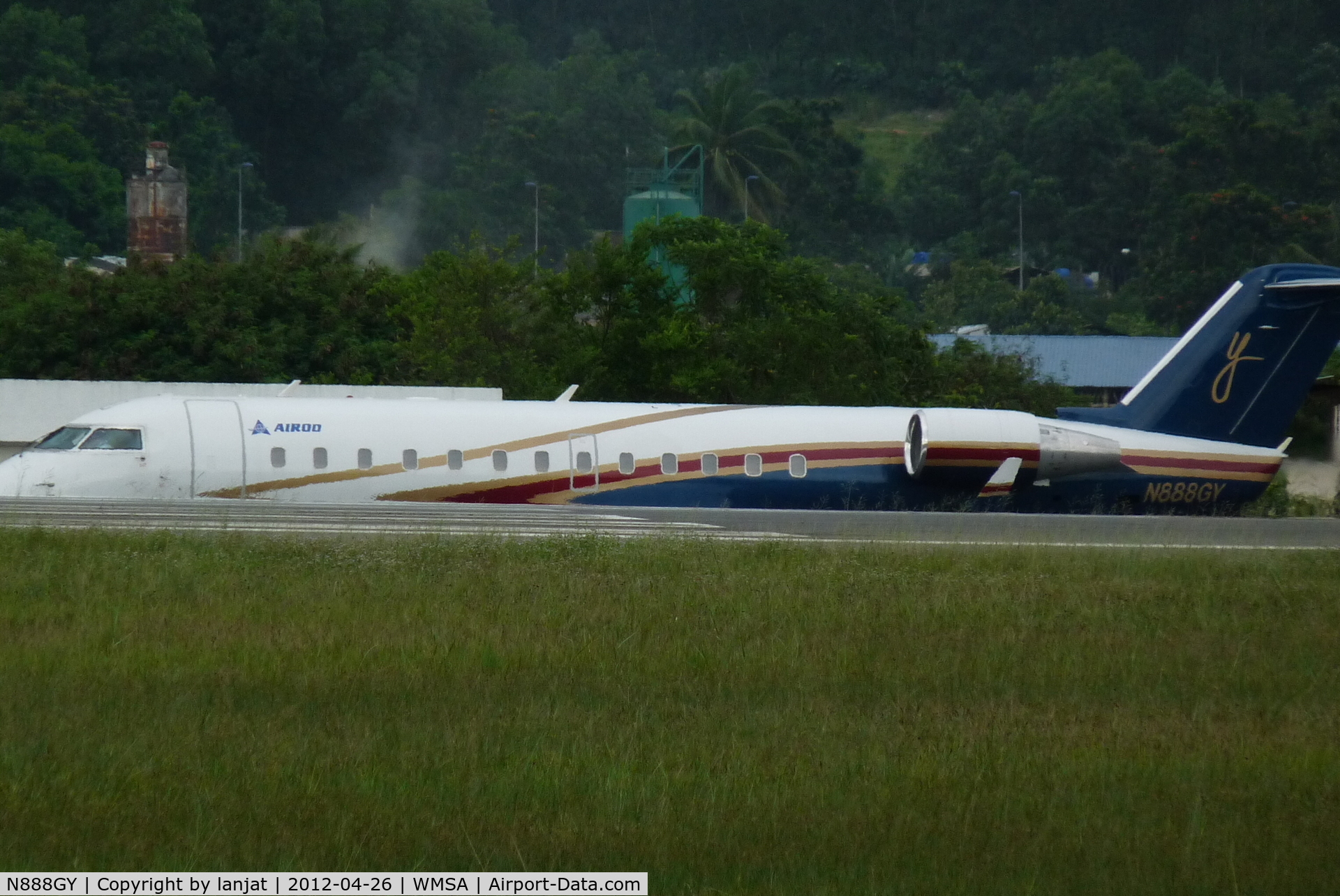 N888GY, 2001 Bombardier CRJ-200ER (CL-600-2B19) C/N 7471, maintaned by airod?