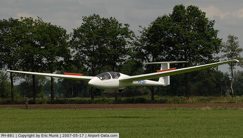 PH-881, Schleicher ASK-21 C/N 21436, landing at lemelerveld, the netherlands