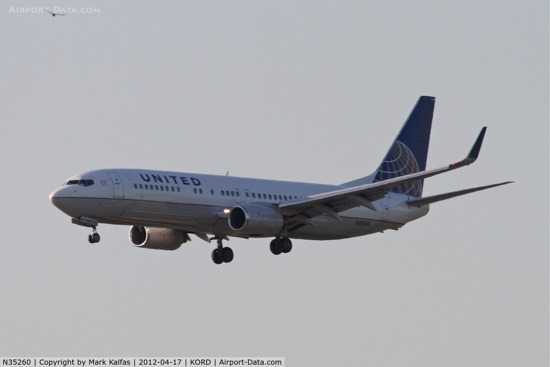 N35260, 2001 Boeing 737-824 C/N 30855, United Airlines Boeing 737-824, UAL1647 arriving from KEWR, RWY 22L approach KORD.