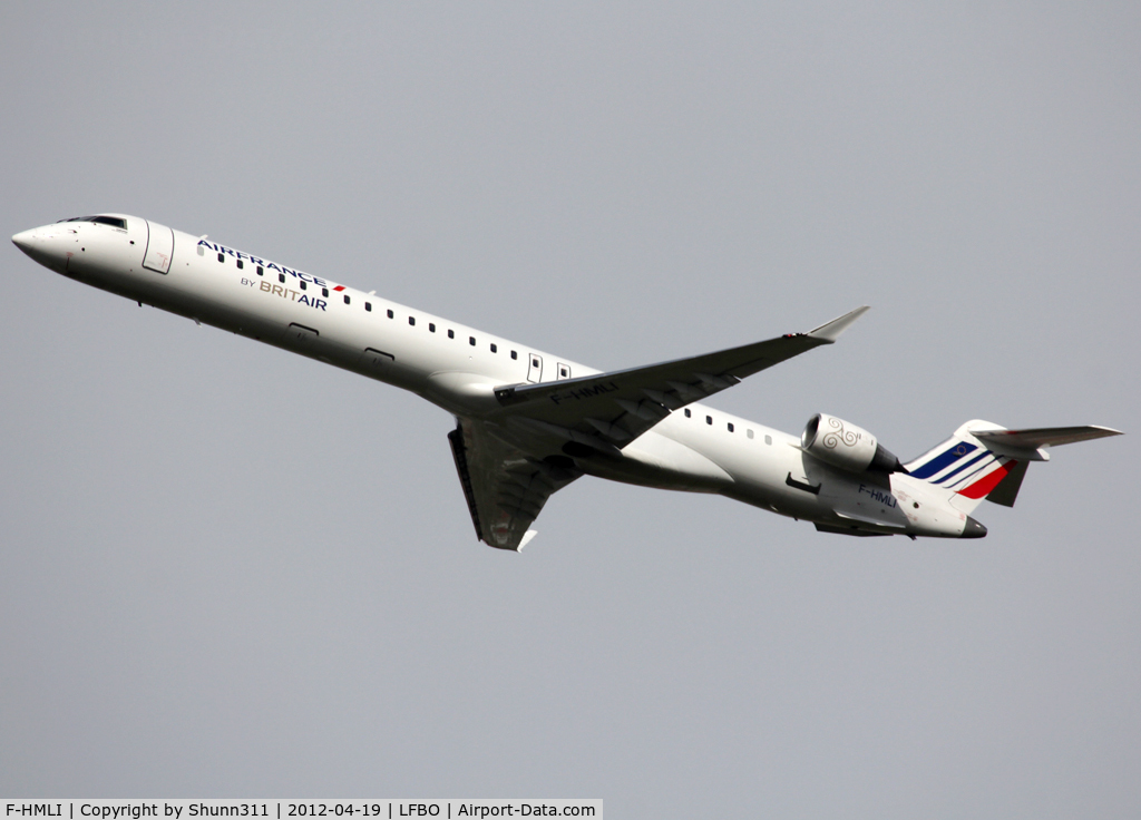 F-HMLI, 2011 Bombardier CRJ-1000EL NG (CL-600-2E25) C/N 19014, Taking off...