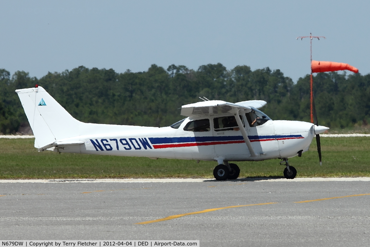 N679DW, 2000 Cessna 172R C/N 17280940, At Deland Airport, Florida