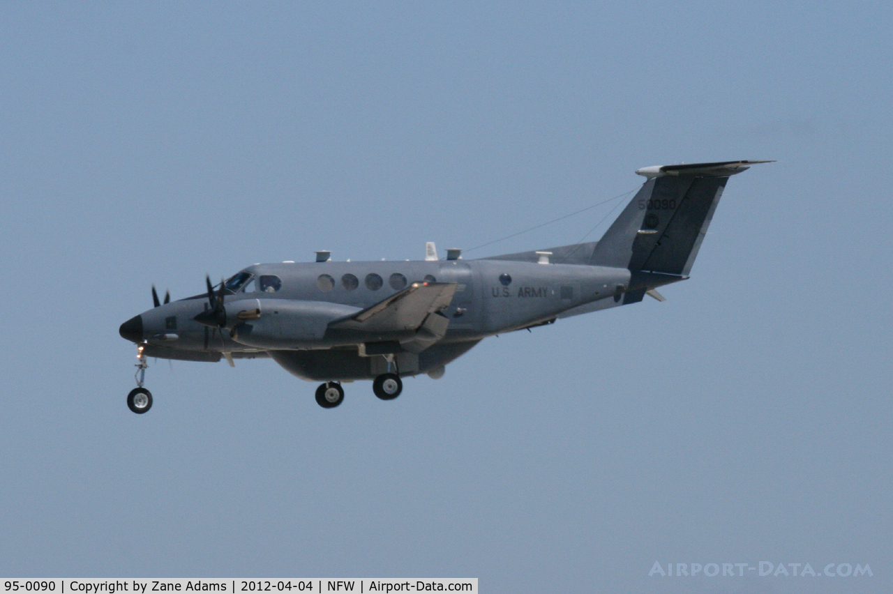 95-0090, 1995 Beech C-12R Huron C/N BW-018, Landing at NASJRB Fort Worth