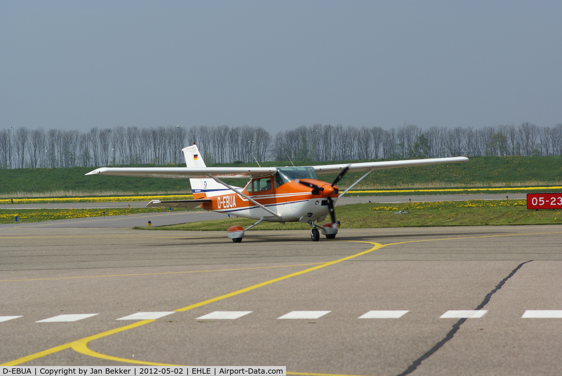 D-EBUA, Cessna 182Q Skylane Skylane C/N 18266882, Airport Lelystad. Just arrived.