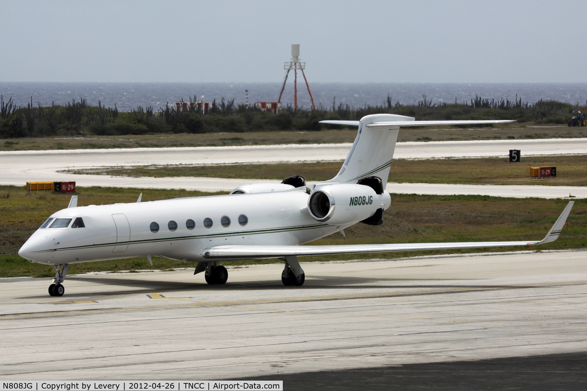 N808JG, 2000 Gulfstream Aerospace G-V C/N 598, Heading for parking......
