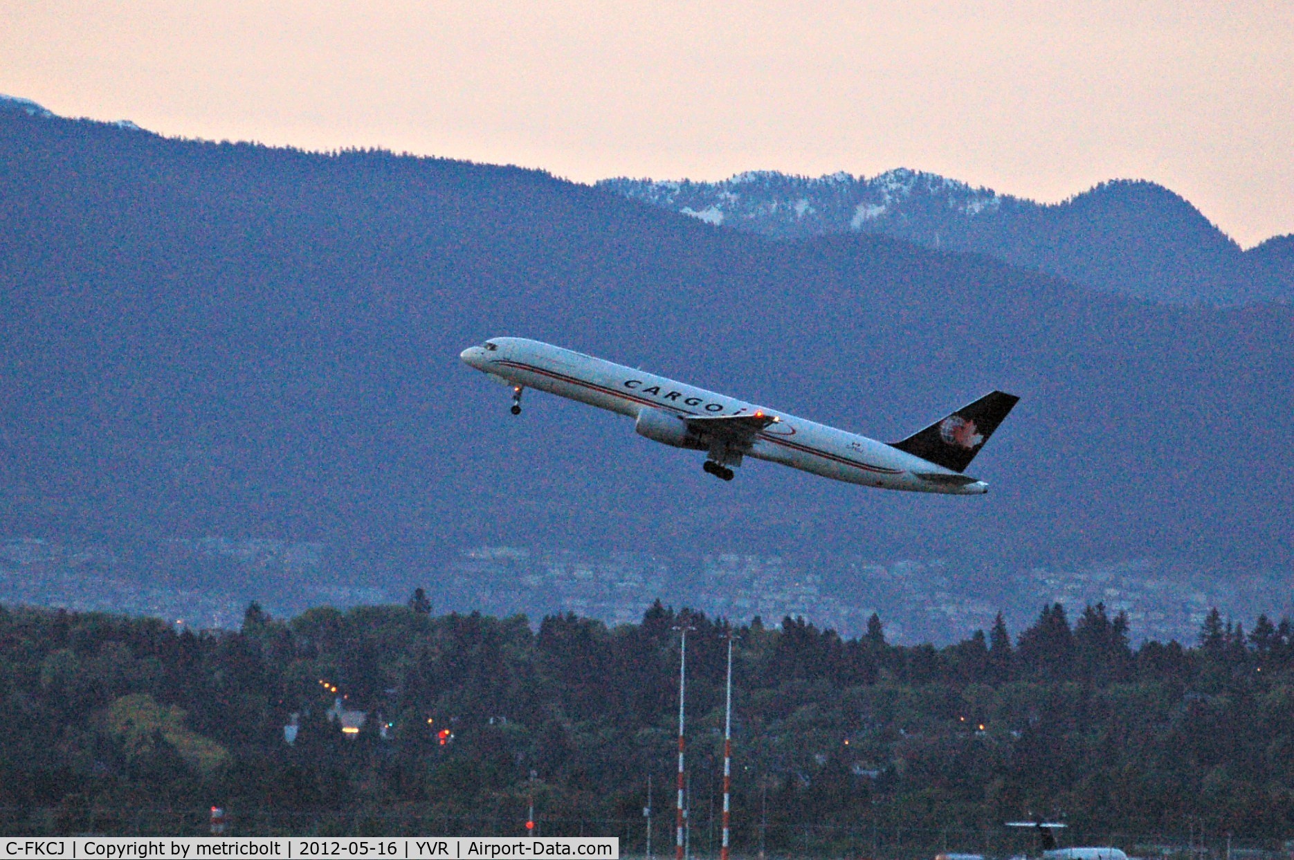 C-FKCJ, 1990 Boeing 757-236 C/N 24792, Evening departure from YVR