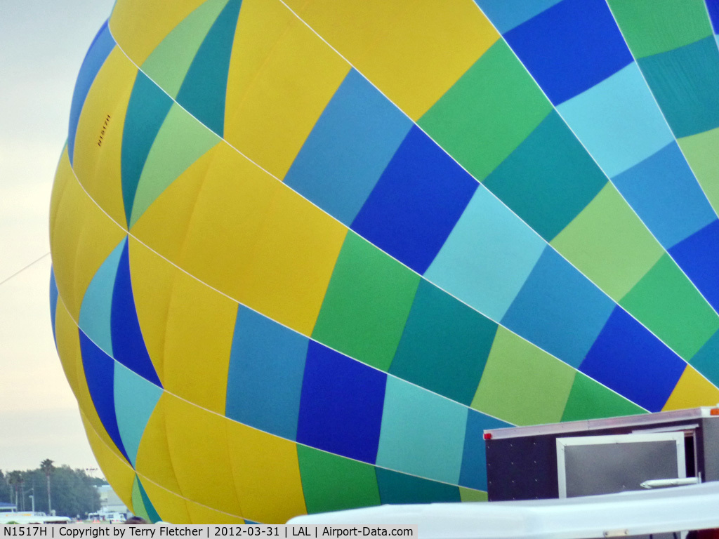 N1517H, 2007 Lindstrand Balloons 105A C/N 5371, The wind was too strong to allow the full inflation and mass take-off of the balloons at 2012 Sun n Fun