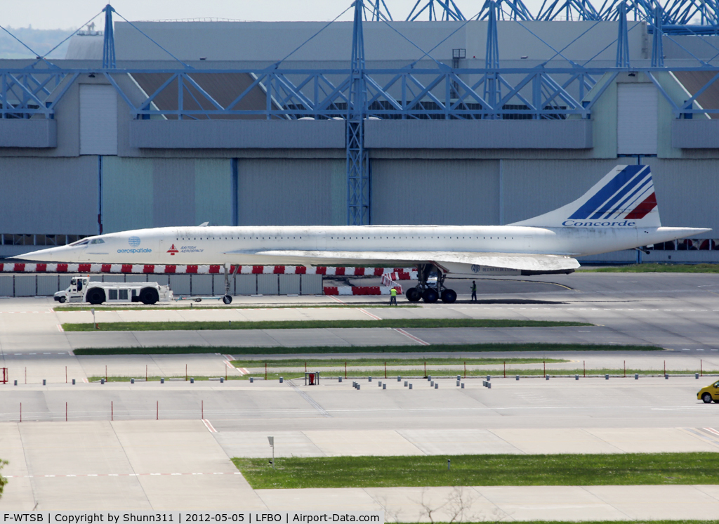 F-WTSB, 1973 Aerospatiale-BAC Concorde 101 C/N 201, After more than 25 years of storage in Airbus factory, this Concorde has been moved from his place for cleaning, restoration and, in the future, a new paint. Will be integrated in the Toulouse Museum in the next 2 years.