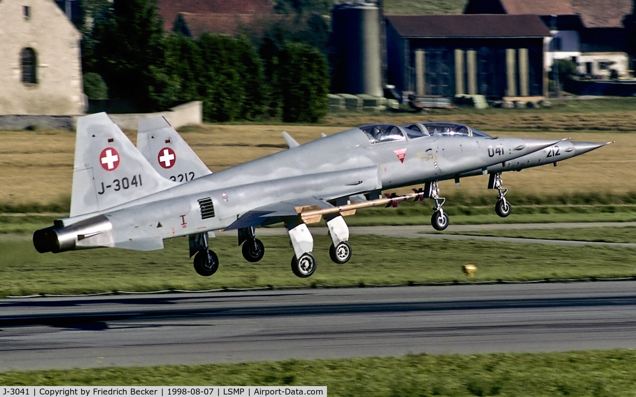 J-3041, 1979 Northrop F-5E Tiger II C/N L.1041, moents prior touchdown at Payerne AB