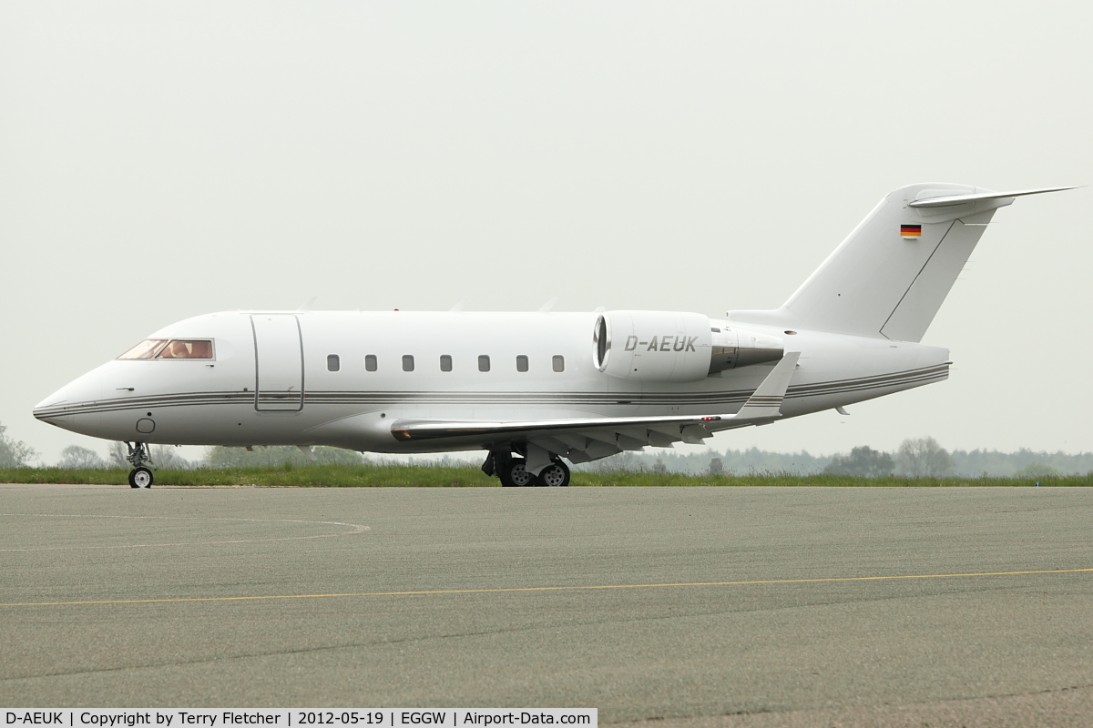 D-AEUK, 2004 Bombardier Challenger 604 (CL-600-2B16) C/N 5580, 2004 Canadair CL604 Challenger, c/n: 5580 at Luton