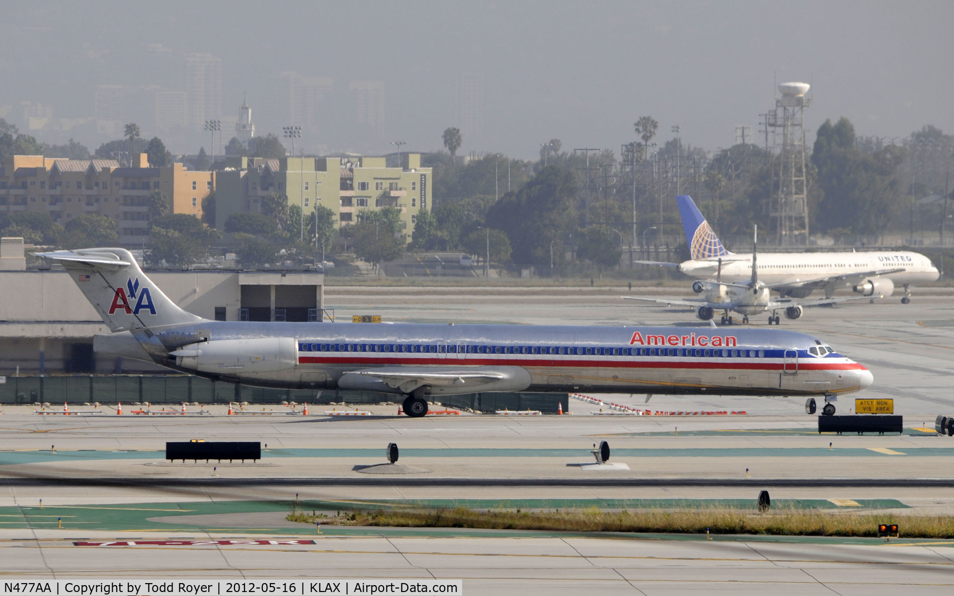 N477AA, 1988 McDonnell Douglas MD-82 (DC-9-82) C/N 49652, Taxiing to gate at LAX