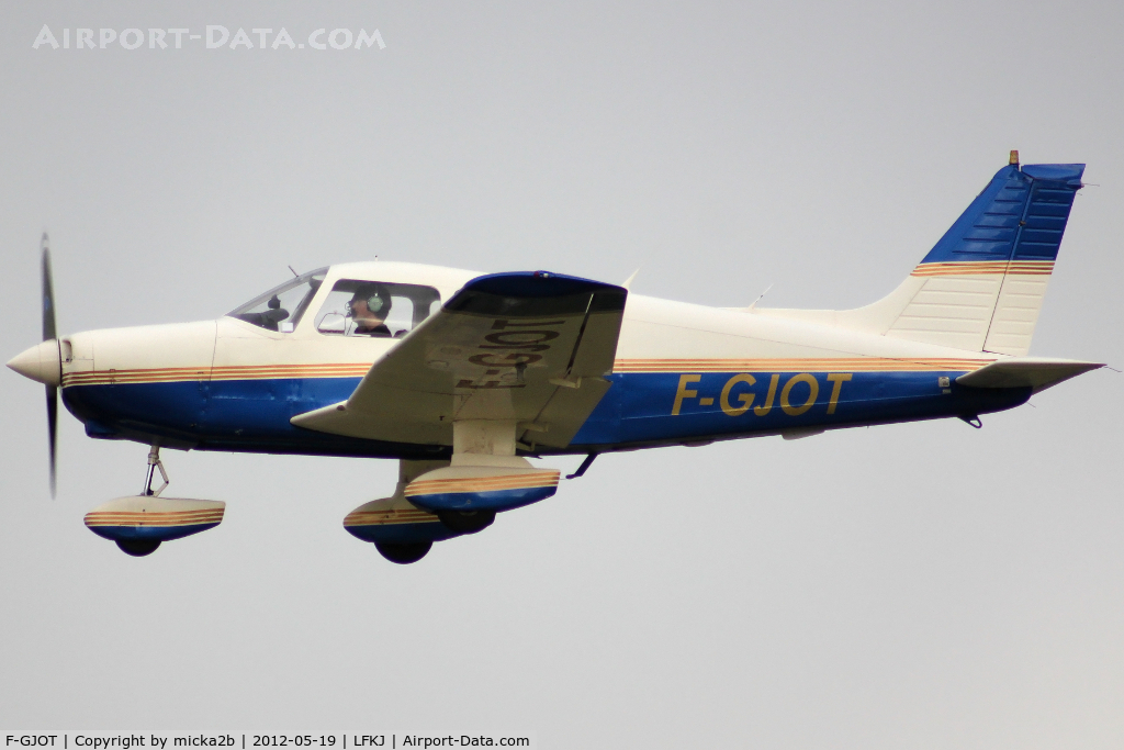 F-GJOT, 1979 Piper PA-28 161 C/N 28-7916388, Landing in 20