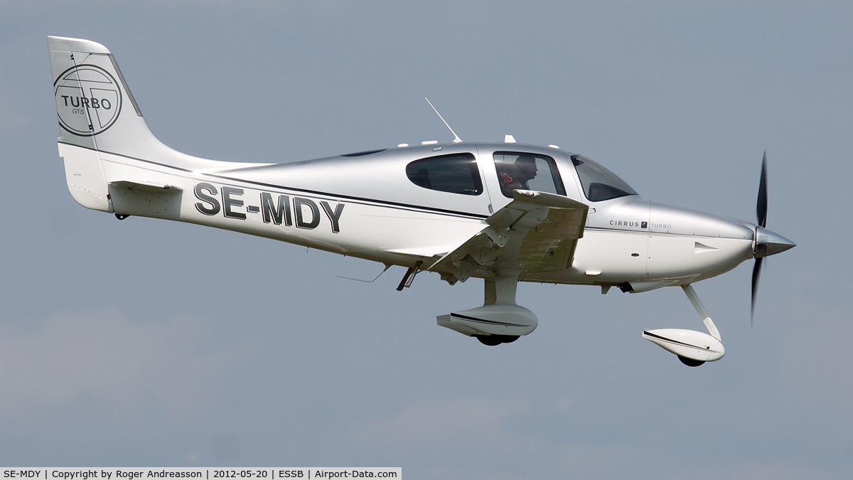 SE-MDY, Cirrus SR22 GTS Turbo C/N 3506, On final to runway 12