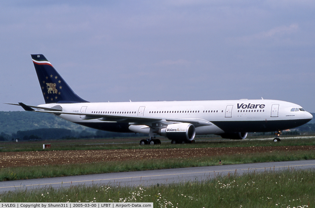 I-VLEG, 2002 Airbus A330-203 C/N 463, Taxiing to the Terminal after landing...