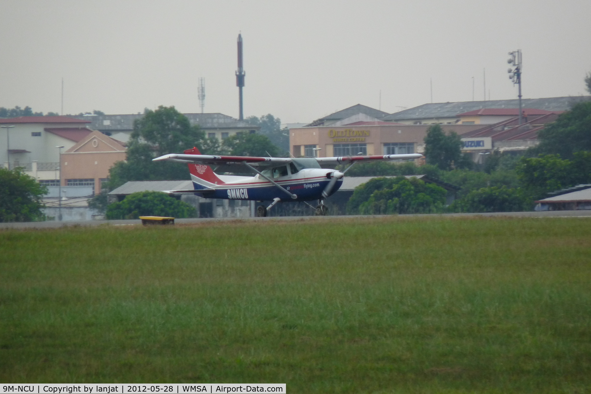 9M-NCU, 1985 Cessna 172P C/N 172-76417, Landing