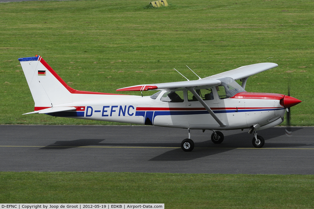 D-EFNC, Cessna 172RG Cutlass RG C/N 172RG-0310, hangelar taxiway