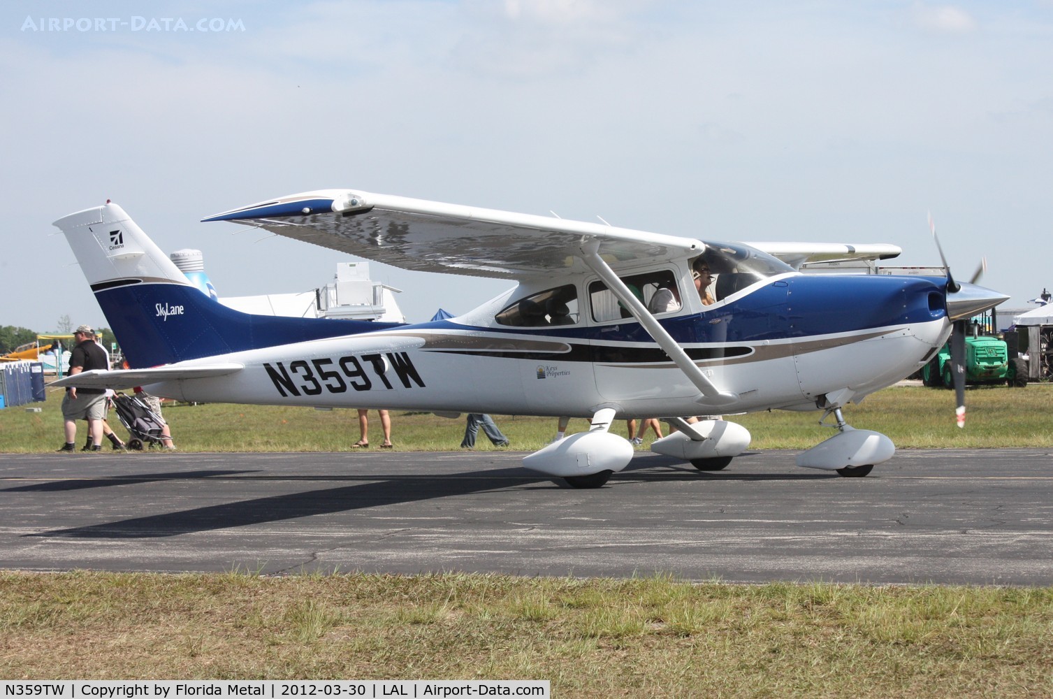 N359TW, 2004 Cessna 182T Skylane C/N 18281477, Taxiing