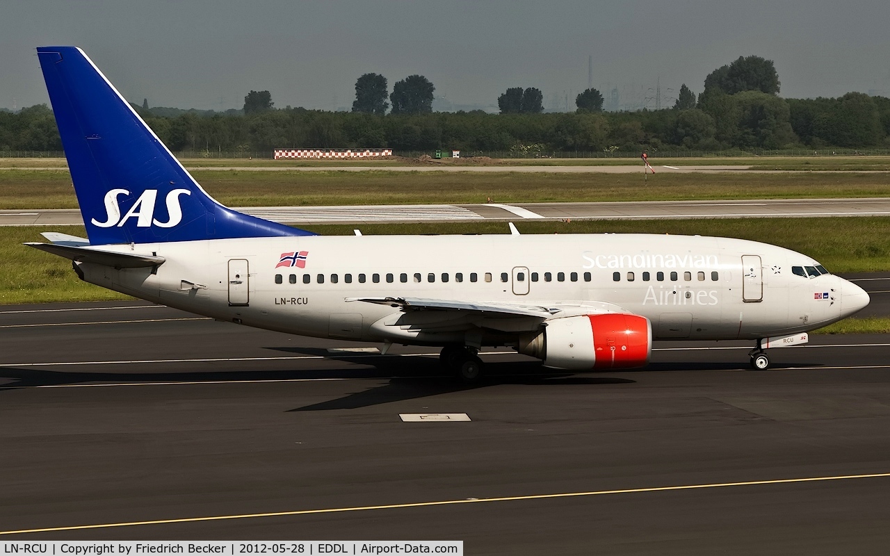 LN-RCU, 1999 Boeing 737-683 C/N 30190, taxying to the active