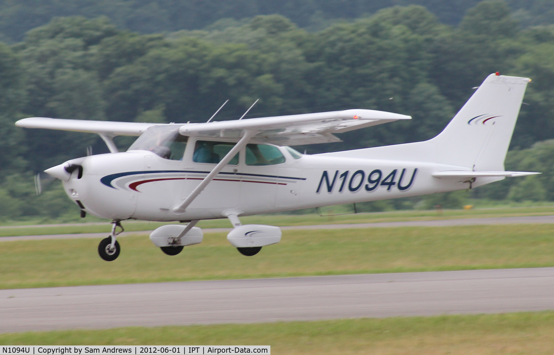 N1094U, 1976 Cessna 172M C/N 17266843, Landing at IPT 6-1-2012