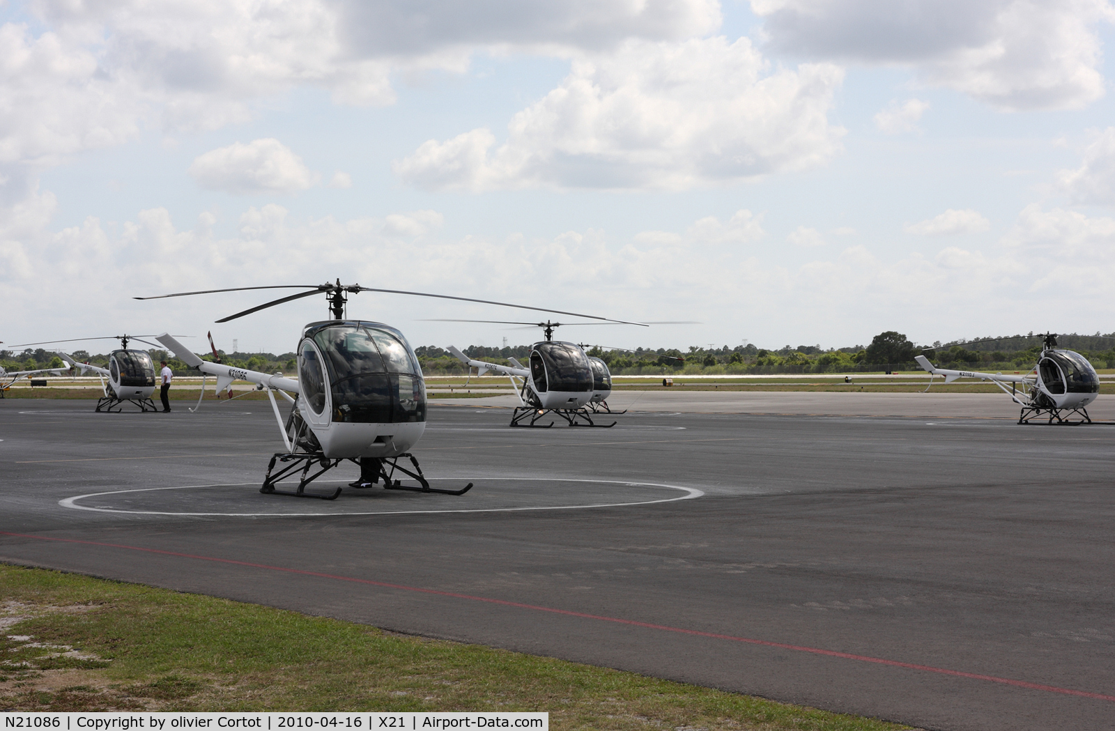 N21086, 2005 Schweizer 269C-1 C/N 0196, the chopper on the left ;-)