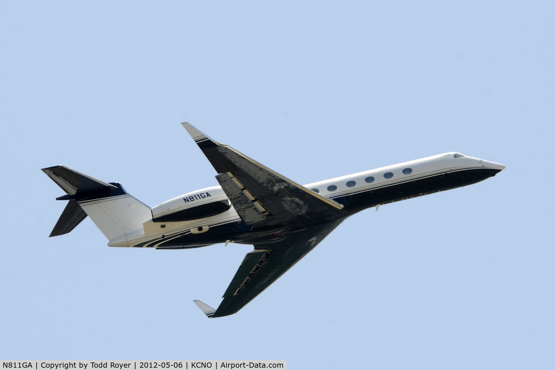 N811GA, 2003 Gulfstream Aerospace GV-SP (G550) C/N 5011, Departing Chino