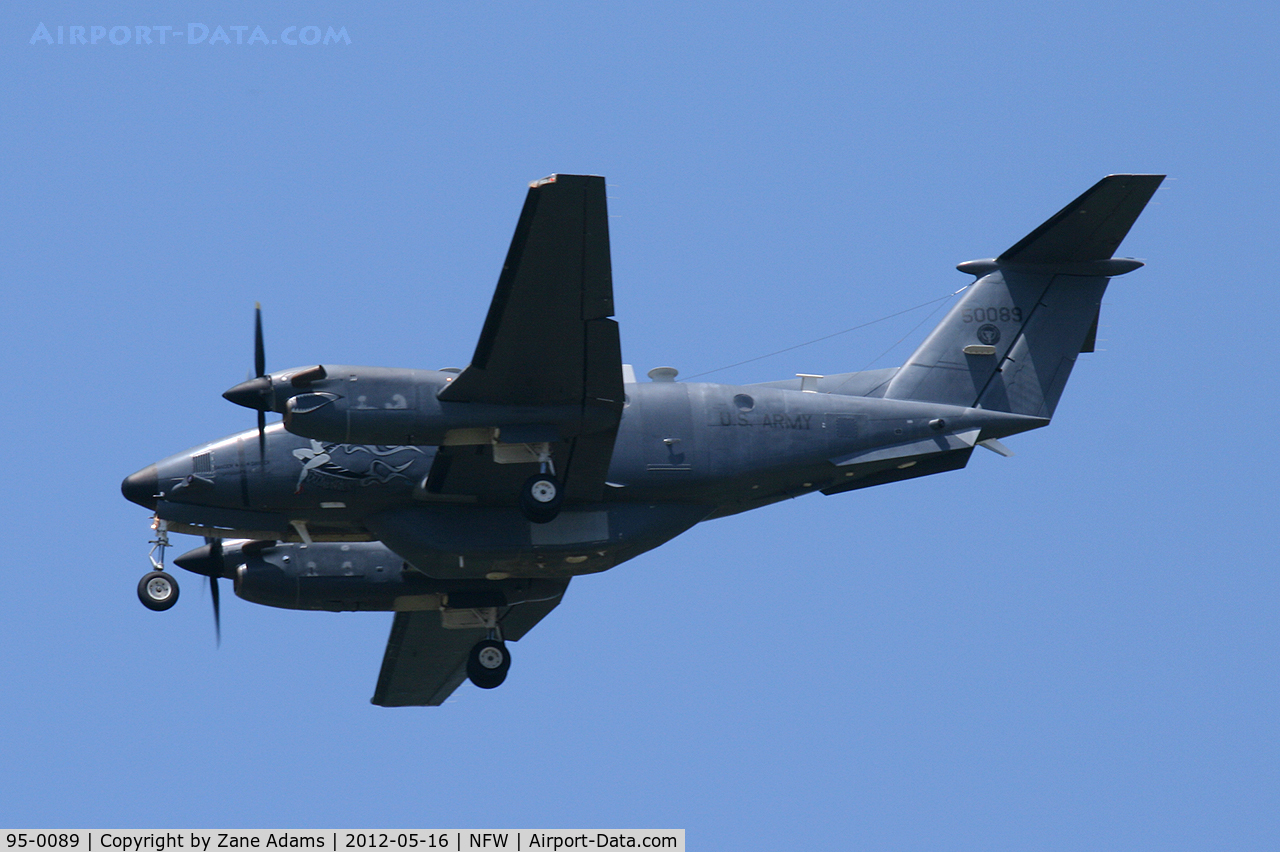 95-0089, 1995 Beech C-12R Huron C/N BW-017, Landing at NASJRB Fort Worth