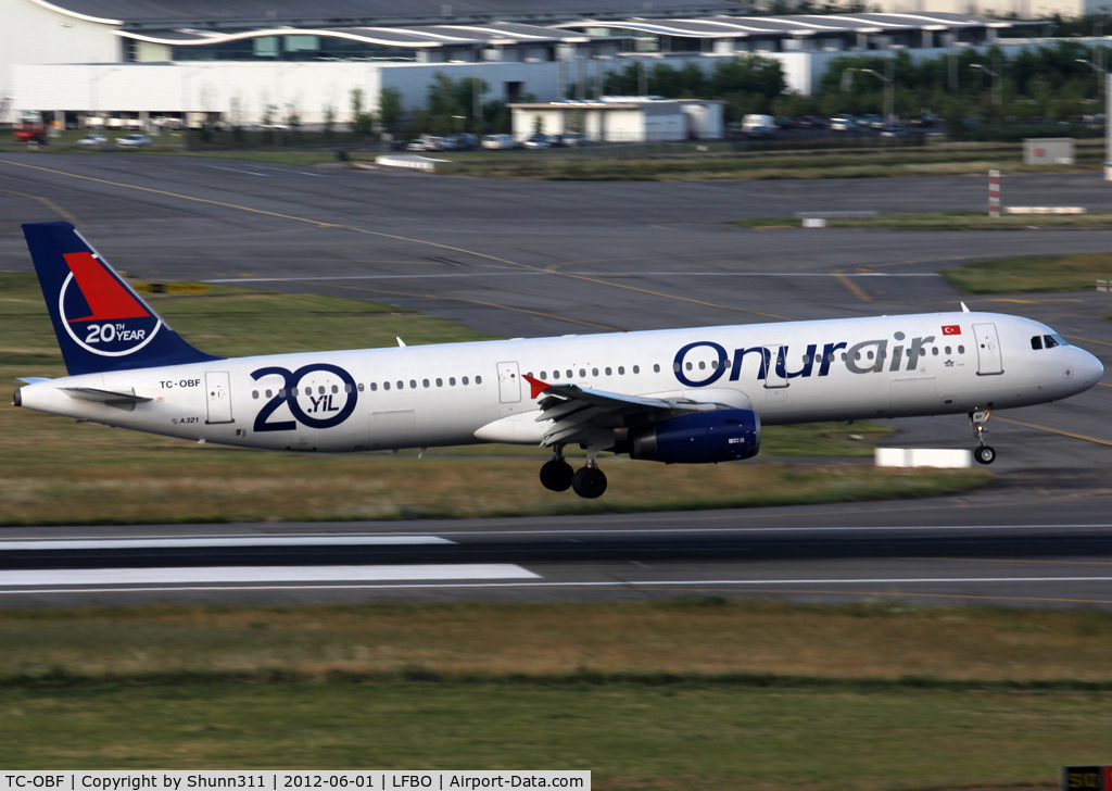 TC-OBF, 1999 Airbus A321-131 C/N 963, Landing rwy 14R with additional '20th anniversary' titles
