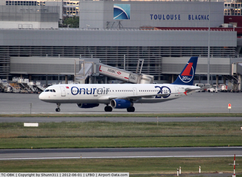 TC-OBK, 1998 Airbus A321-231 C/N 792, Taxiing to his gate... additional '20th anniversary' titles