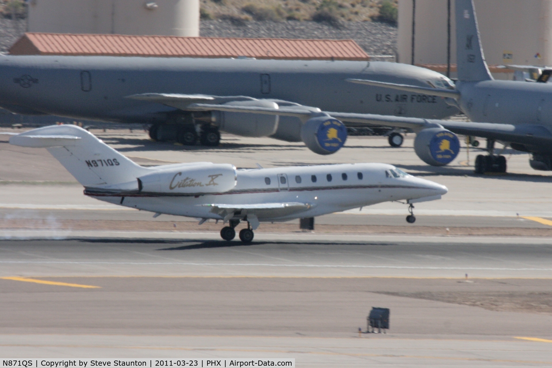 N871QS, 2006 Raytheon Hawker 800XP C/N 258763, Taken at Phoenix Sky Harbor Airport, in March 2011 whilst on an Aeroprint Aviation tour