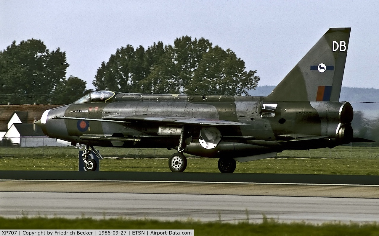 XP707, 1963 English Electric Lightning F.3 C/N 95161, coming to halt after touchdown