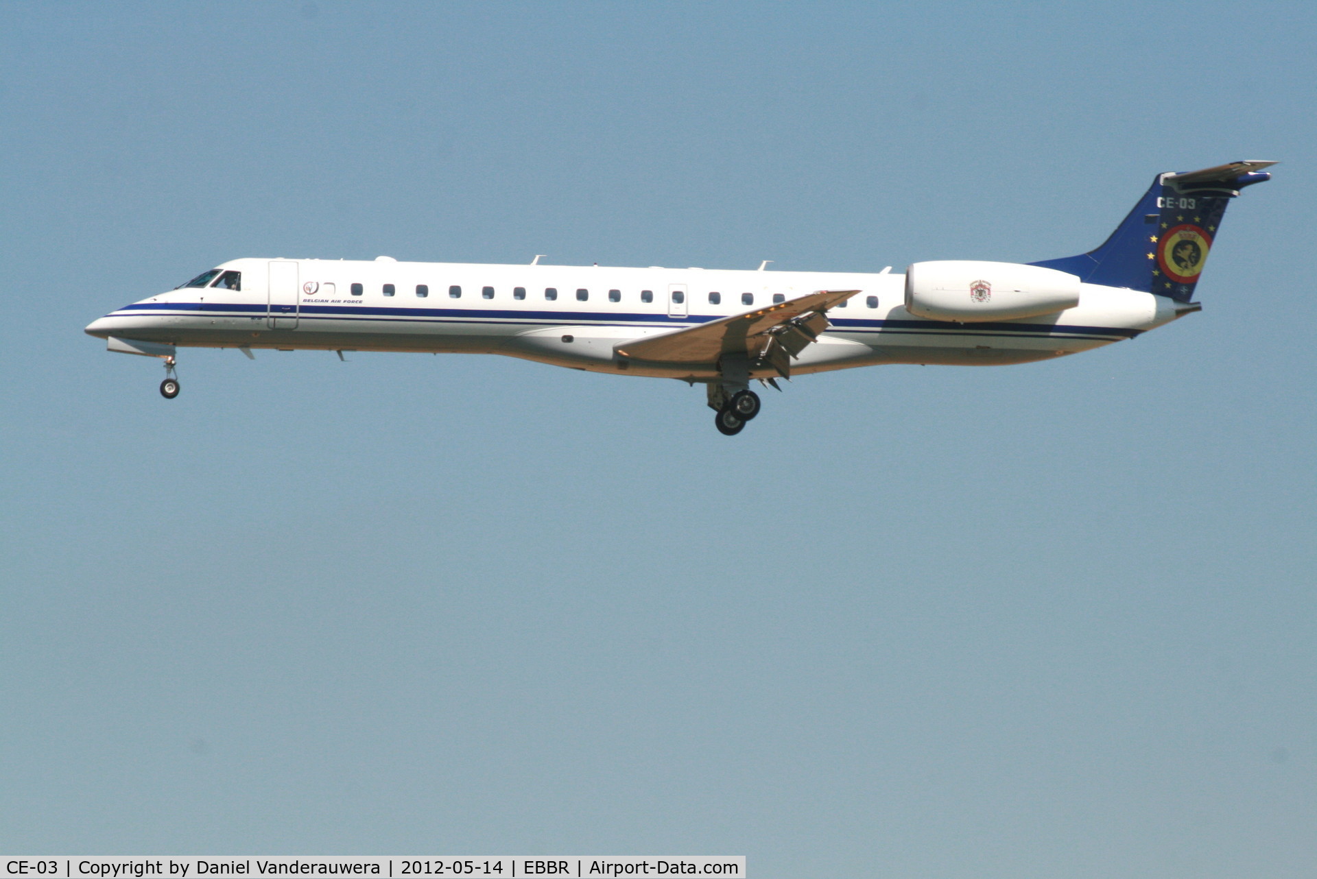 CE-03, 2001 Embraer ERJ-145LR (EMB-145LR) C/N 145526, Descending to RWY 25L