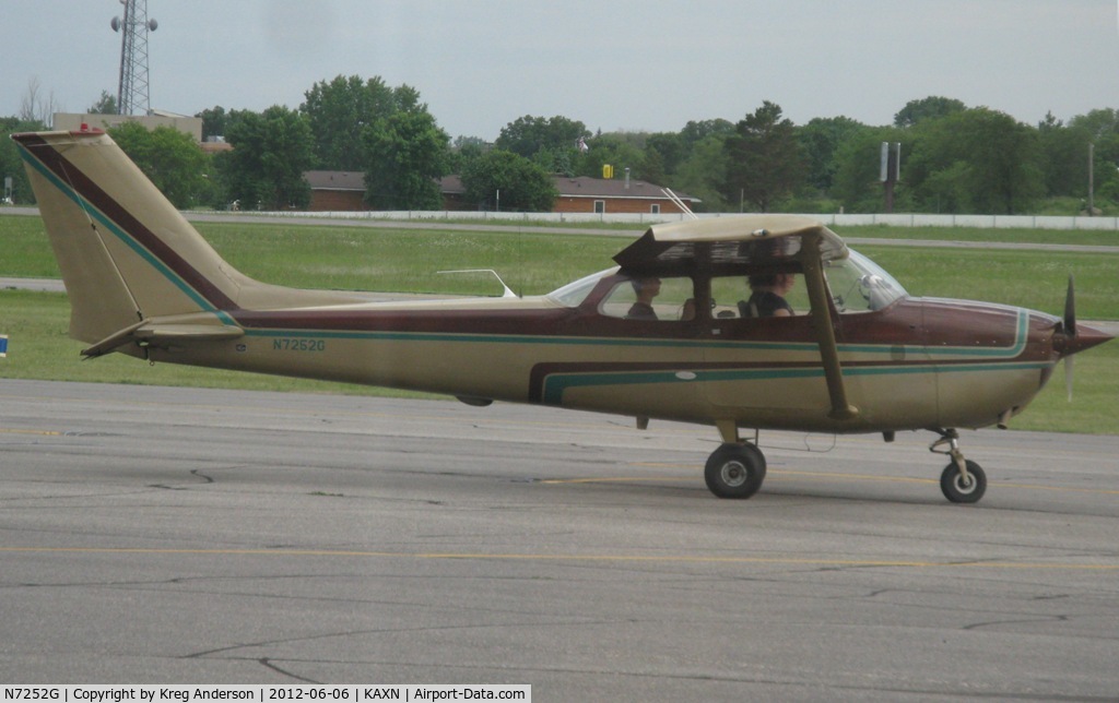 N7252G, 1970 Cessna 172K Skyhawk C/N 17258952, Cessna 172K Skyhawk departing the ramp area.