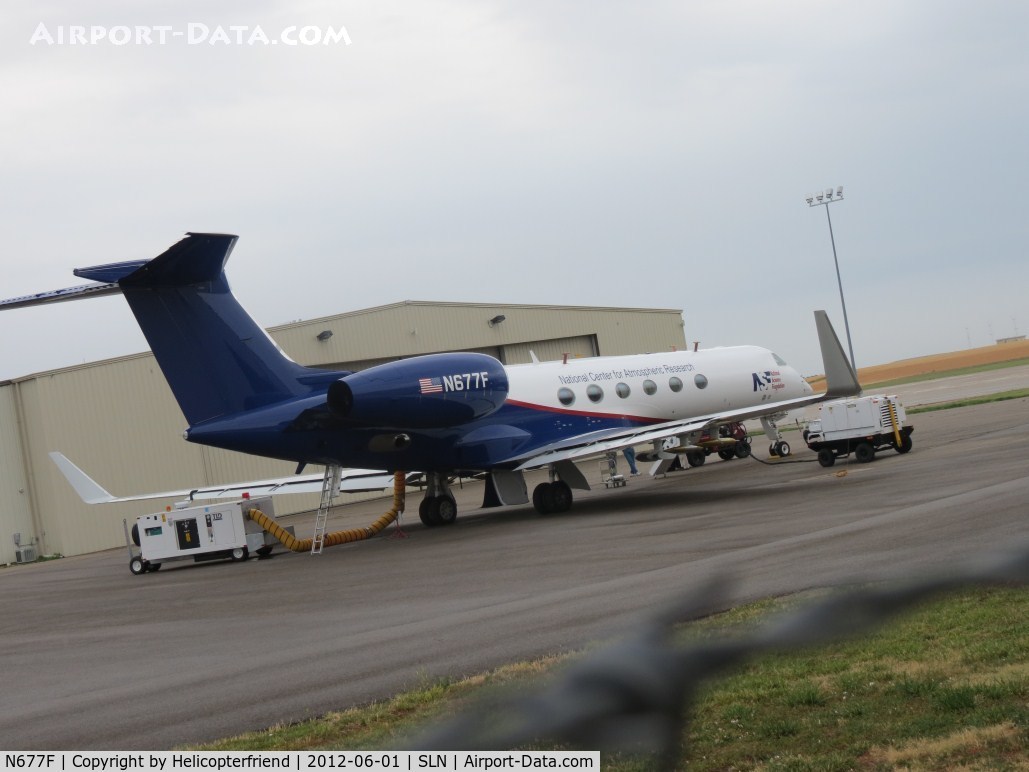 N677F, 2002 Gulfstream Aerospace G-V C/N 677, Parked and unloading
