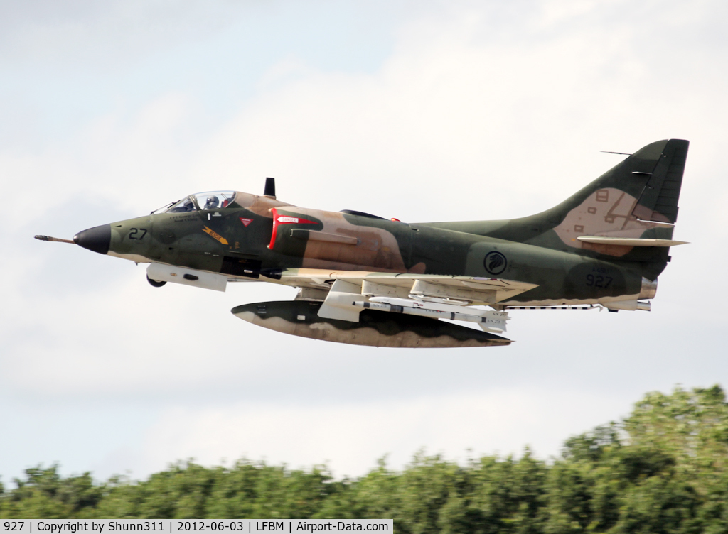 927, Douglas A-4SU Skyhawk C/N 12543, On take off after his display during LFBM Open Day 2012