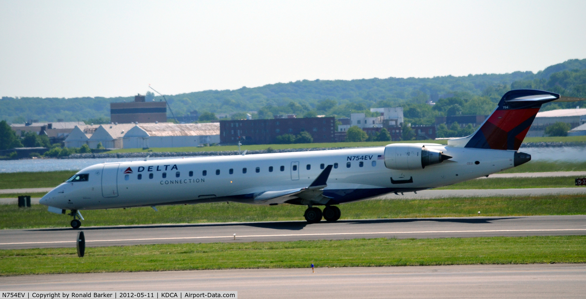 N754EV, 2004 Bombardier CRJ-701 (CL-600-2C10) Regional Jet C/N 10173, Takeoff roll DCA