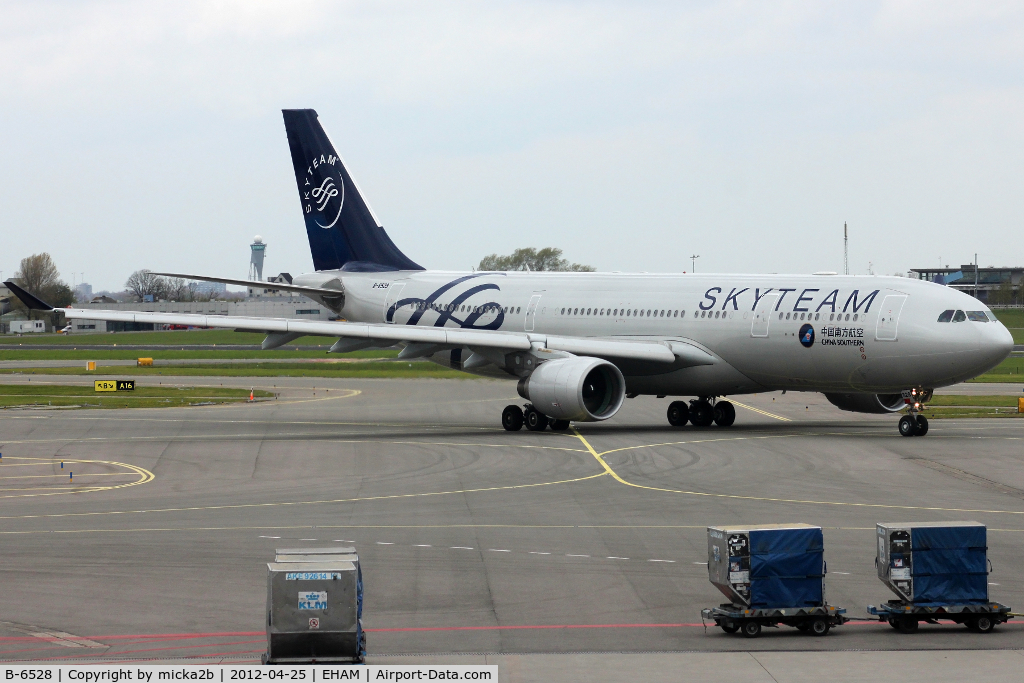 B-6528, 2010 Airbus A330-223 C/N 1202, Taxiing