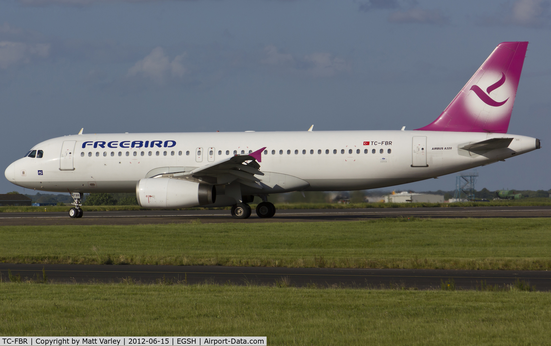 TC-FBR, 2005 Airbus A320-232 C/N 2524, Arriving at EGSH.