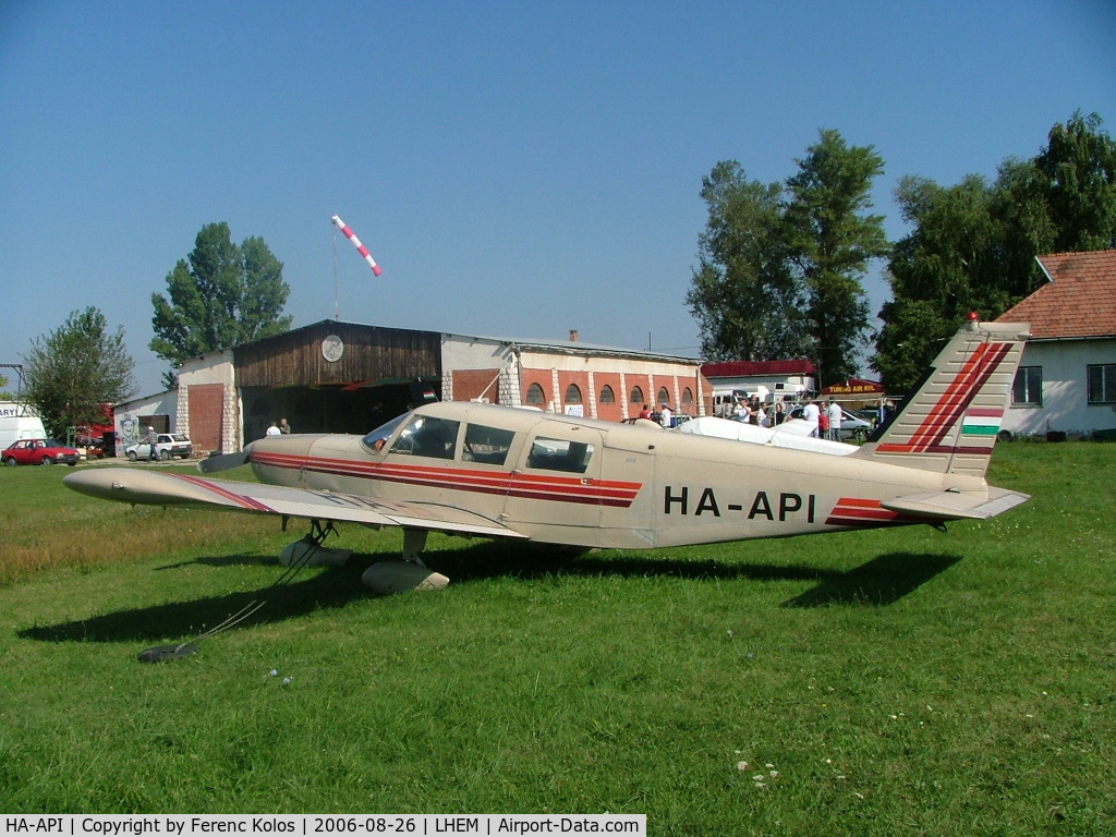 HA-API, 1966 Piper PA-32-300 Cherokee Six Cherokee Six C/N 32-40220, Esztergom