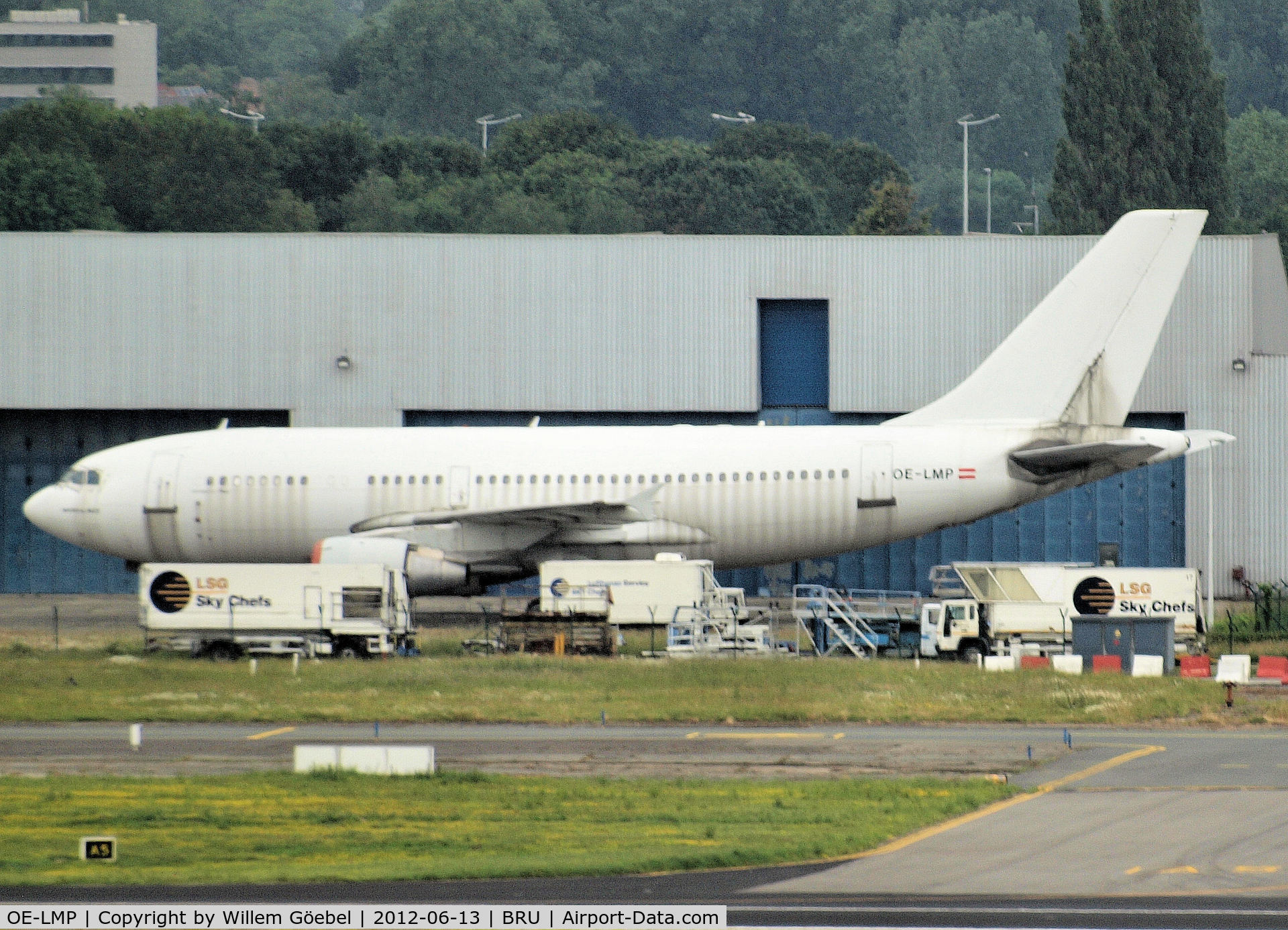 OE-LMP, 1985 Airbus A310-322 C/N 410, Parking on Brussel airport
